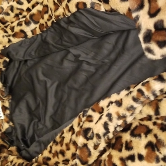 LAST ONE SIZE SMALL - NEW Hot style- Cheetah Faux Fur & Fleece Coat - Picture 10 of 10